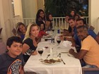 Romário janta com a namorada, Dixie Pratt, e com a família em Aruba