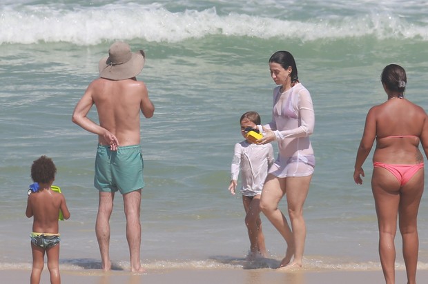 Fernanda Torres e família em praia no RJ (Foto: Dilson Silva / Agnews)