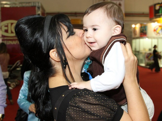 Mara Maravilha beija bebê durante evento (Foto: Ag.News)