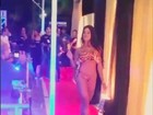 Aline Riscado chupa picolé em desfile de biquíni e fãs se derretem por ela