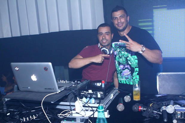 DJ Markes e Kléber Bambam (Foto: Raphael Mesquita/ Divulgação)