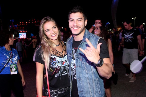 Arthur Aguiar e a namorada Camila (Foto: Marcos Ferreira /photo rio news)