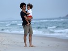 Caio Blat curte fim de tarde na praia com o filho