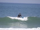 Murílo Benício surfa em praia do Rio
