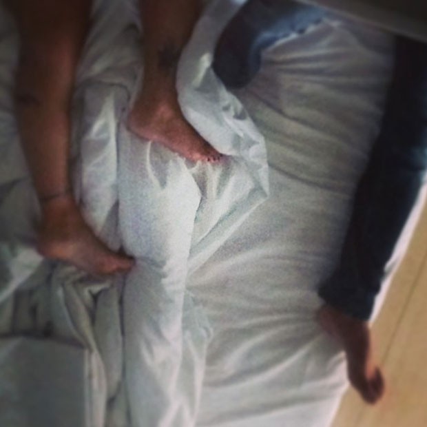 Os pés de Kamyla e do jogador misterioso (Foto: Reprodução/Instagram)