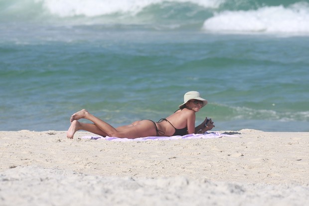 Anna Lima na praia (Foto: Dilson Silva/ Ag. News)