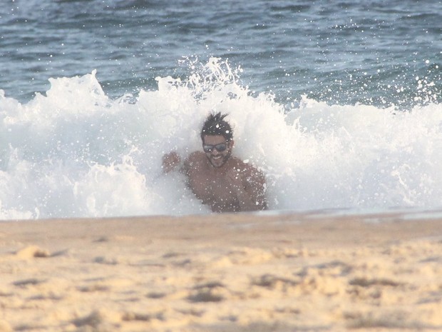 Harry Louis, ex do estilista Marc Jacobs, na praia de Ipanema no RJ (Foto: Rodrigo dos Anjos / AgNews)