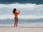 Débora Nascimento passeia com cachorrinho de lacinho em praia