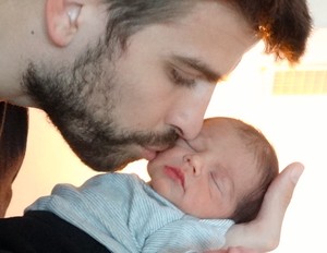 Gerard Piqué com o filho, Milan (Foto: Reprodução)
