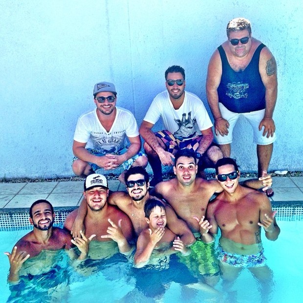  Caio Castro com amigos na piscina (Foto: Instagram / Reprodução)