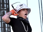 De chapéu, Justin Bieber canta em festival de música