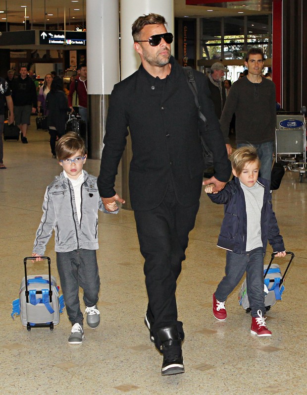 Ricky Martin com os filhos gêmeos, Matteo e Valentino Morales, em aeroporto em Sydney, na Austrália (Foto: AKM-GSI Brasil/ Agência)