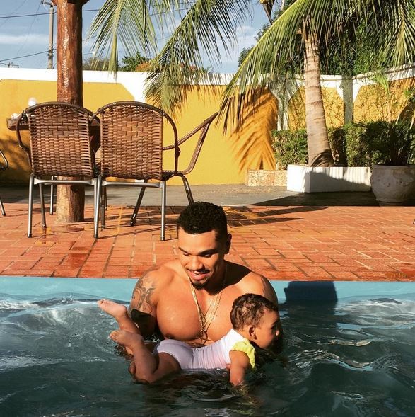 Naldo ensina a filha a nadar (Foto: Reprodução/Instagram)