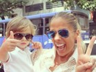 Adriane Galisteu posa com o filho Vittorio fazendo pose de rapper
