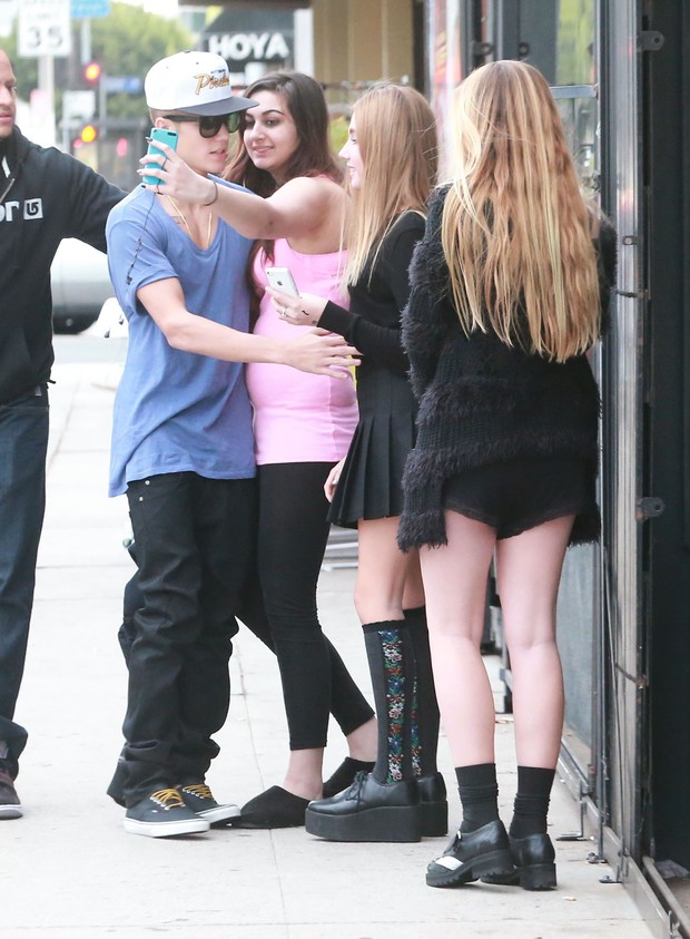 Justin Bieber com fãs em Los Angeles, nos Estados Unidos (Foto: Grosby Group/ Agência)