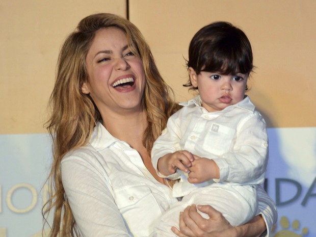 Shakira com o filho, Milan, em inauguração de escola em Cartagena, na Colômbia (Foto: Manuel Pedraza/ AFP)