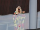 Fergie joga flores, uvas e doces para fãs da varanda de hotel 
