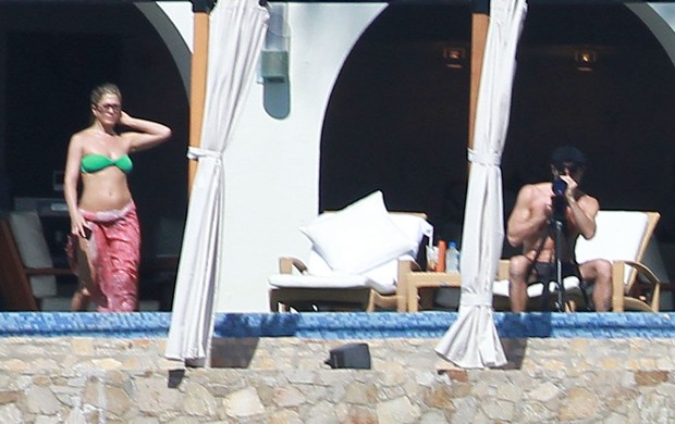 Jennifer Aniston com o namorado, Justin Theroux, em hotel no México (Foto: Grosby Group)
