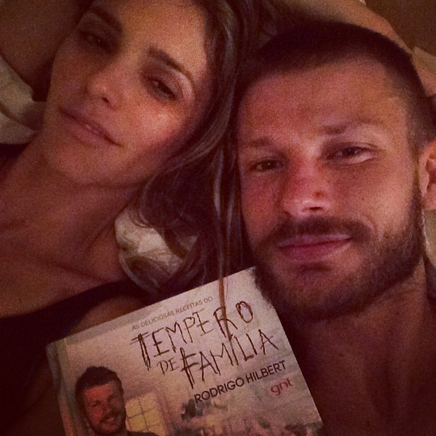 Fernanda Lima e Rodrigo Hilbert posam juntinhos (Foto: Instagram/ Reprodução)