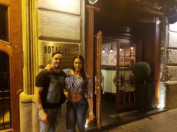 Belo e Gracyanne Barbosa em noite de comemoração pelo aniversário da musa fitness em Barcelona (Foto: R2assessoria/Divulgação)