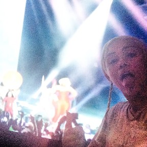 Miley Cyrus assiste a programa de televisão (Foto: Instagram/ Reprodução)