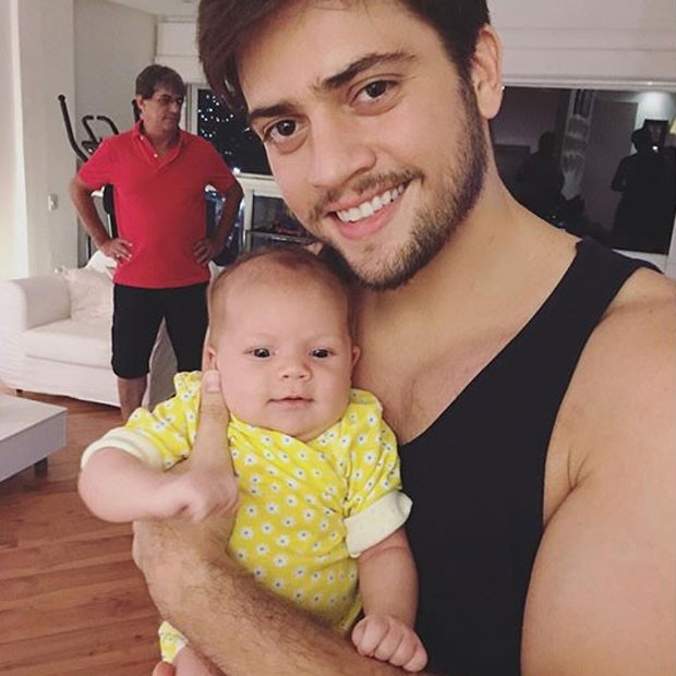 Rodrigo Godoy e a pequena Sil de Maria (Foto: Instagram/ Reprodução)