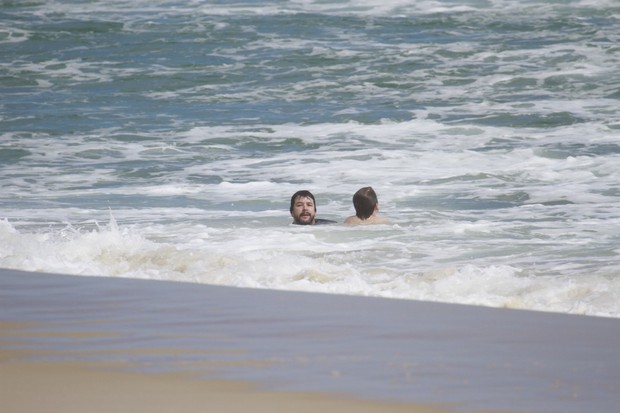 Murilo Benício na praia com o filho (Foto: Dilson Silva / AgNews)