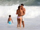 Priscila Fantin curte chamego com marido em praia do Rio 