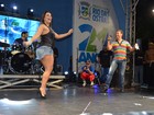 Viviane Araújo samba com David Brazil em Rio das Ostras