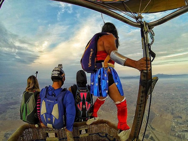 Vestido de Mulher Maravilha, Caio Castro salta de paraquedas de um balão na Califórnia (Foto: Reprodução/Instagram)