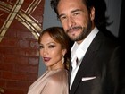 Rodrigo Santoro posa com Jennifer Lopez em première de filme
