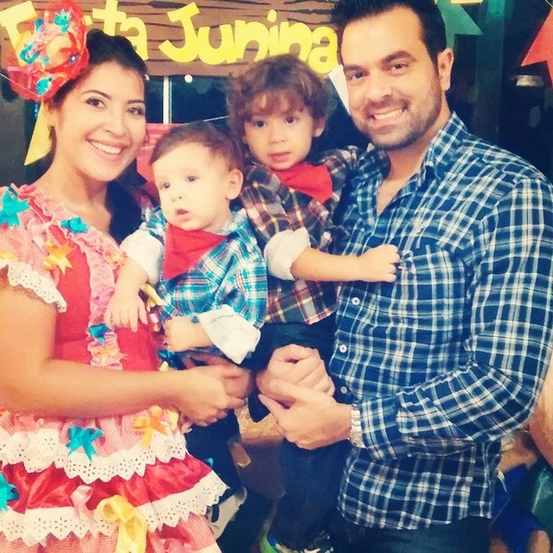 Priscila Pires com a família em arraial (Foto: Reprodução/ Instagram)
