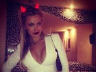 Veridiana Freitas vira 'diabinha' com superdecote para festa de Halloween