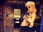 Rita Ora posa para selfie de topless