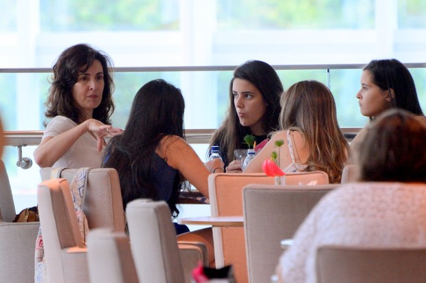 Fatima Bernardes toma café com as filhas em shopping (Foto: Marcus Pavão/Agnews)