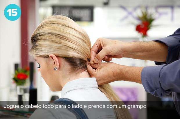 Jogue todo o cabelo para um dos lados e prenda com ajuda de um grampo na parte inferior da cabeça (Foto: Marcos Serra Lima/EGO)