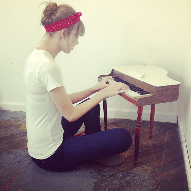 Taylor Swift tocando piano (Foto: Instagram / Reprodução)