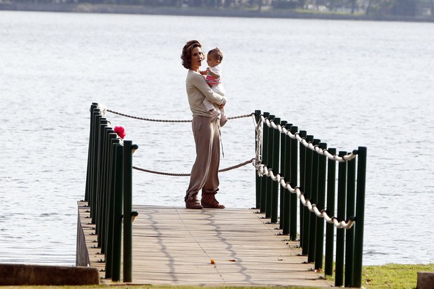 Guilhermina Guinle com a filha e a babá na Lagoa (Foto: Gil Rodrigues / Foto Rio News)