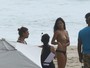Antonia Morais simula topless ao gravar 'Rock Story' em praia do Rio 
