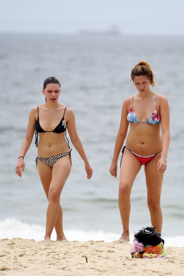 Bruna Linzmeyer e amiga na praia do Leblon, RJ (Foto: Gil Rodrigues/PhotoRio News)
