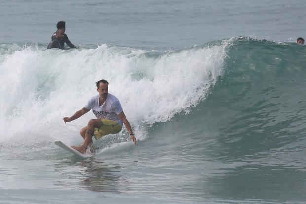 Paulinho Vilhena surfa em praia no Rio de Janeiro (Foto: Dilson Silva / Agnews)