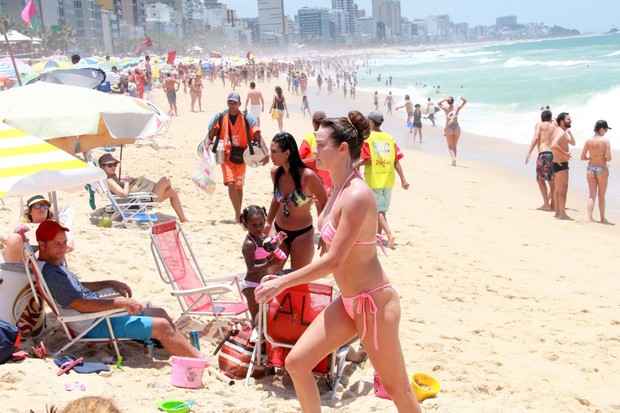Letícia Birkheuer exibe corpo Escultural na Praia de Ipanema (Foto: AgNews  / AgNews)