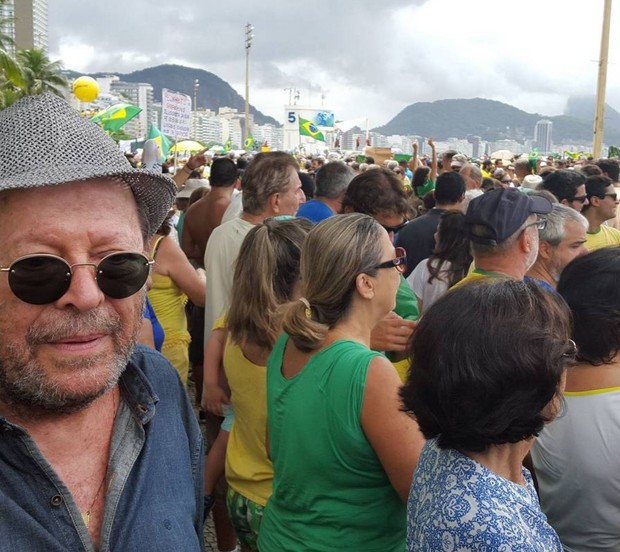 Carlos Vereza em Copacabana, na manifestação contra o governo  (Foto: Reprodução/Instagram)