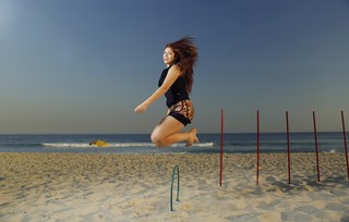 Amanda Gontijo faz exercícios funcionais na praia (Foto: Marcos Serra Lima)