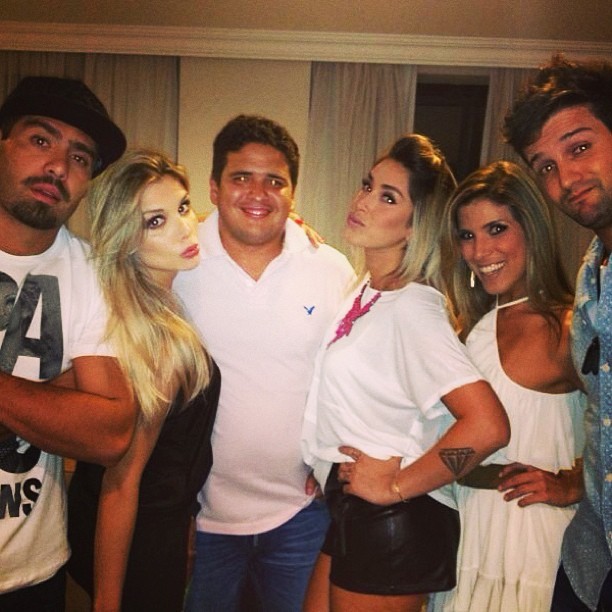 Ex-BBBs Yuri, Flávia Viana, Milena Domingues e Fernando Justin com  Dani Bolina e um amigo (Foto: Instagram/ Reprodução)