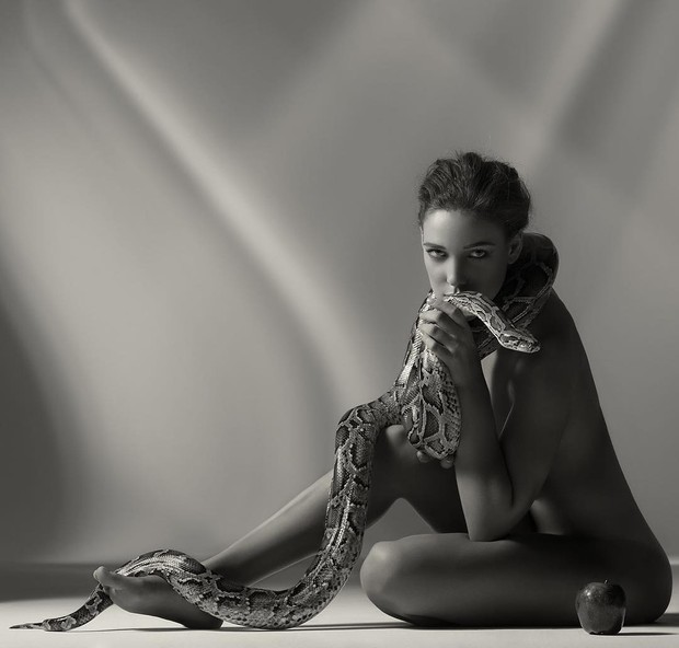Adriana Birolli posa nua com uma cobra (Foto: Reprodução/ Instagram)