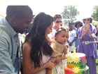 Kim Kardashian divulga foto da hora do parabéns de North West