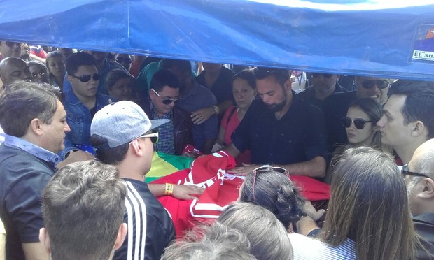 Enterro de Cristiano Araújo (Foto: Evandro José / EGO)