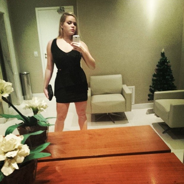 Ex-BBB Paulinha posa em frente e espelho (Foto: Instagram/ Reprodução)