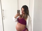 Aryane Steinkopf posa de lingerie e mostra barriguinha de grávida